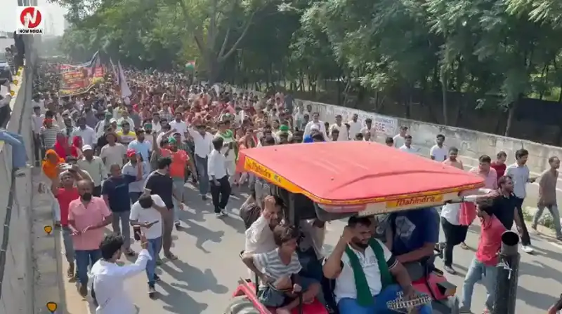 नोएडा के डूब क्षेत्र में बिजली-पानी की मांग पर प्रदर्शन, सुखबीर खलीफा के नेतृत्व में सड़क पर उतरे हजारों लोग