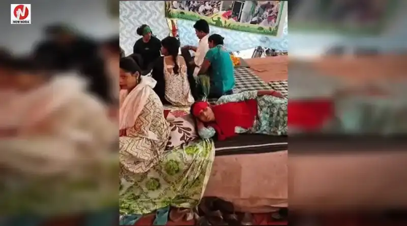 15 दिन से बिजली के लिए धरने पर बैठे लोग, नोएडा में 5 महिलाओं की तबीयत बिगड़ी, लिखित आश्वासन तक प्रदर्शन जारी