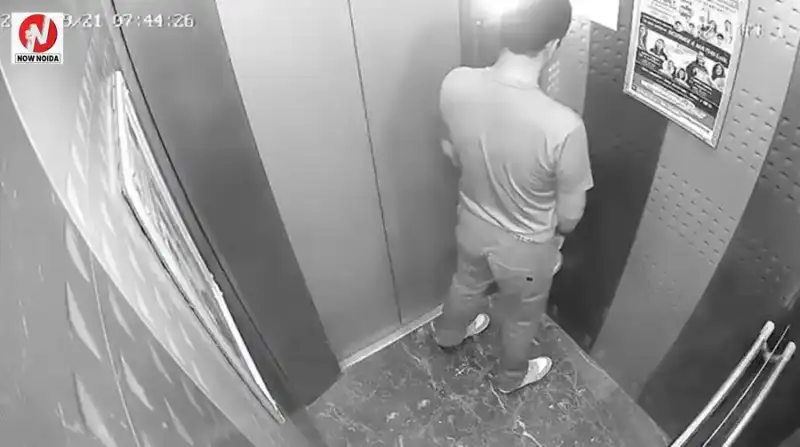 गाजियाबाद की सोसायटी की लिफ्ट में युवक की शर्मनाक हरकत, पेशाब करते CCTV वीडियो वायरल