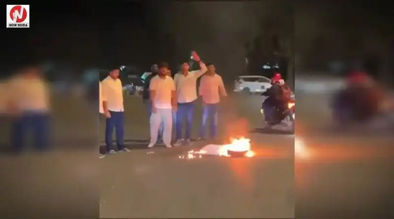 राहुल गांधी और कांग्रेस नेताओं को डिटेन करने के विरोध में सड़कों पर उतरे कार्यकर्ता, देर रात टायर जलाकर किया प्रदर्शन