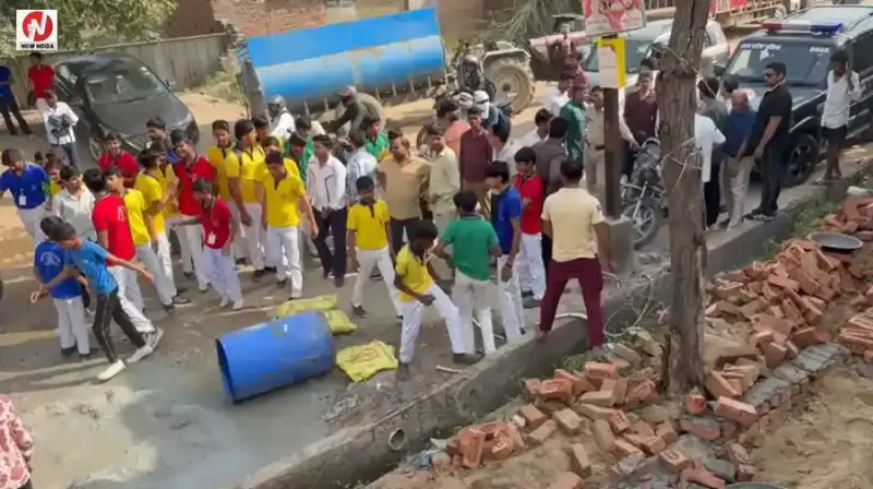 ग्रेटर नोएडा में स्कूल की जमीन पर निर्माण का विरोध, छात्र-छात्राओं ने बाहर आकर काम रुकवाया, तोड़फोड़ का वीडियो वायरल