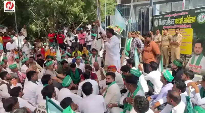 नोएडा प्राधिकरण के खिलाफ किसानों का प्रदर्शन, ट्रैक्टर-ट्रॉलियों से पहुंचे सैकड़ों अन्नदाता, नई मुआवजा नीति समेत कई मांगें उठाईं