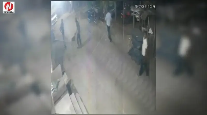 ग्रेटर नोएडा में खाने के पैसे मांगने पर चिकन पॉइंट में तोड़फोड़, स्कॉर्पियो सवारों ने की मारपीट, CCTV में घटना कैद