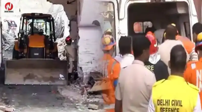 दिल्ली के मिलन गार्डन में पुरानी इमारत की छत ढही, नई मंजिल बनाने के दौरान हादसे में दो की मौत
