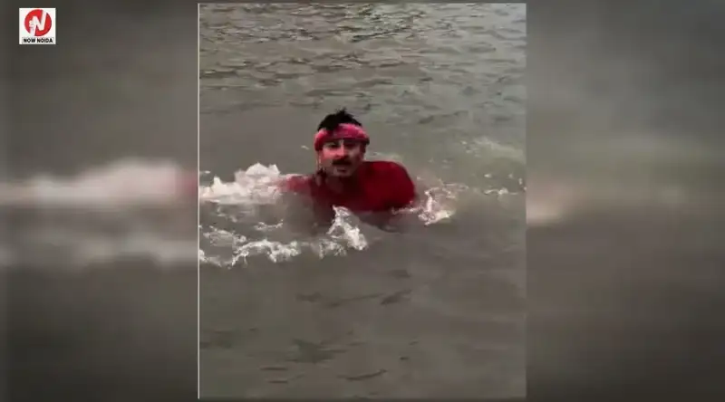 छठ पर्व से पहले यमुना में उतरे मनोज तिवारी, केजरीवाल से पूछा- क्या उन्होंने 10 साल में कभी डुबकी लगाई?